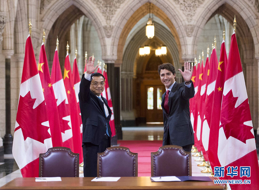 9月22日，国务院总理李克强在渥太华与加拿大总理特鲁多出席中加合作文件签署仪式。 新华社记者 李学仁 摄