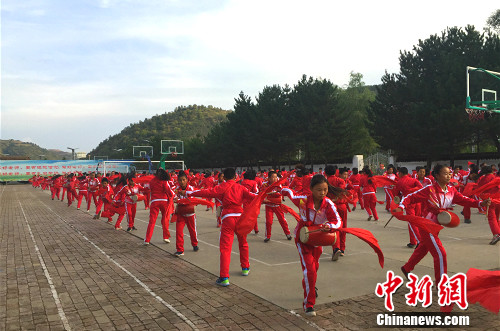 华池县列宁中学的学生们正在打腰鼓。中新网 种卿 摄