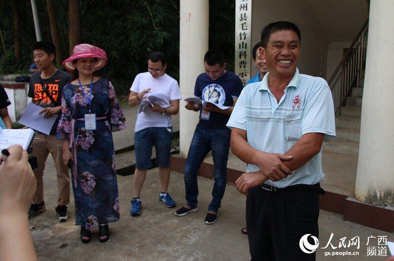 南一村村主任王新明讲到现在的好日子，高兴地笑了起来