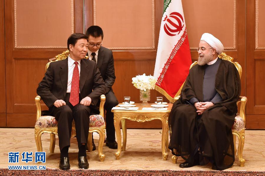 10月9日，伊朗总统鲁哈尼（右）在泰国曼谷会见前来出席亚洲合作对话第二次领导人会议的中国国家副主席李源潮。 新华社记者李芒茫摄