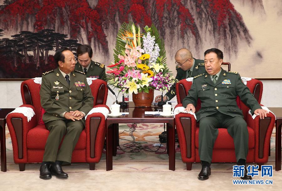 10月13日，中央军委副主席范长龙在北京会见柬埔寨王国副首相兼国防大臣迪班。 新华社记者 马占成 摄 