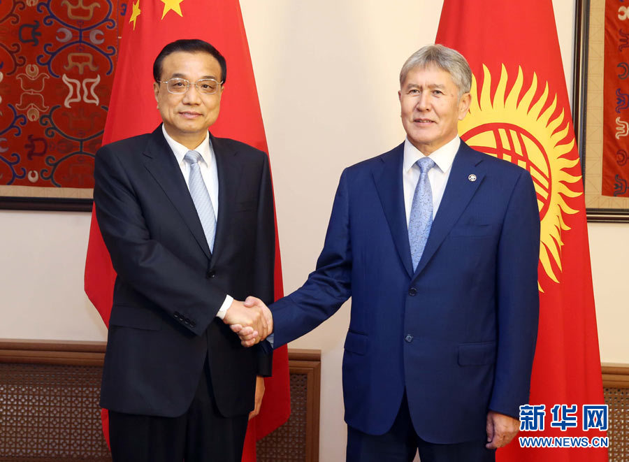 11月2日，国务院总理李克强在比什凯克总统官邸会见吉尔吉斯斯坦总统阿坦巴耶夫。 新华社记者姚大伟摄 
