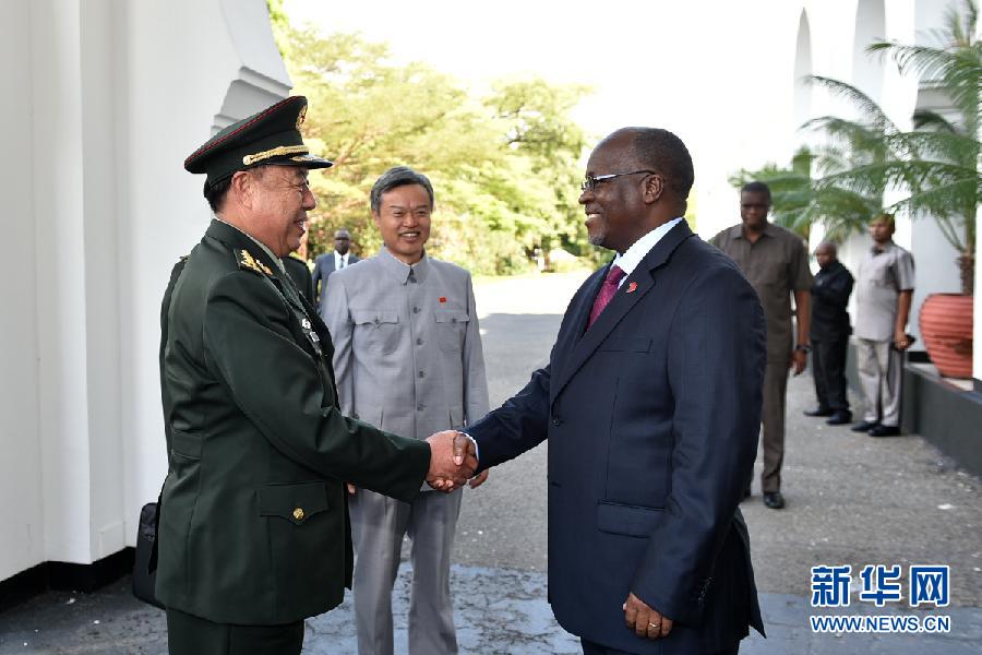 11月21日，在坦桑尼亚达累斯萨拉姆，中央军委副主席范长龙（左）与坦桑尼亚总统马古富力会见时握手。 新华社发（李晓伟摄） 