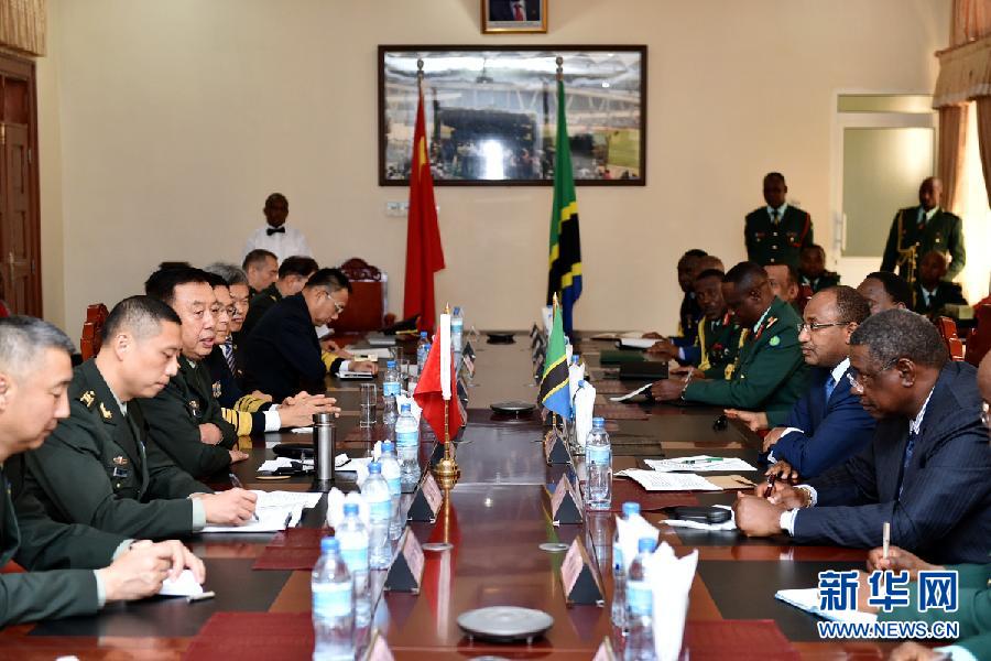 11月20日，在坦桑尼亚达累斯萨拉姆，中央军委副主席范长龙（左三）与坦桑尼亚国防与国民服役部长姆维尼（右三）举行会谈。新华社发（李晓伟摄） 