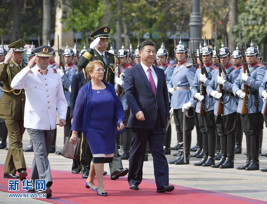 11月22日，国家主席习近平在圣地亚哥同智利总统巴切莱特举行会谈。这是会谈前，习近平出席巴切莱特在宪法广场举行的隆重欢迎仪式。新华社记者 王晔 摄