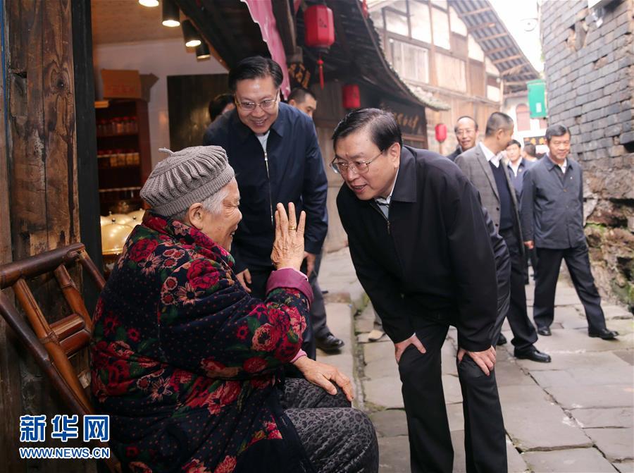 这是11月21日，张德江在宜宾李庄镇同济社区与居民亲切交谈。 新华社记者 刘卫兵 摄 