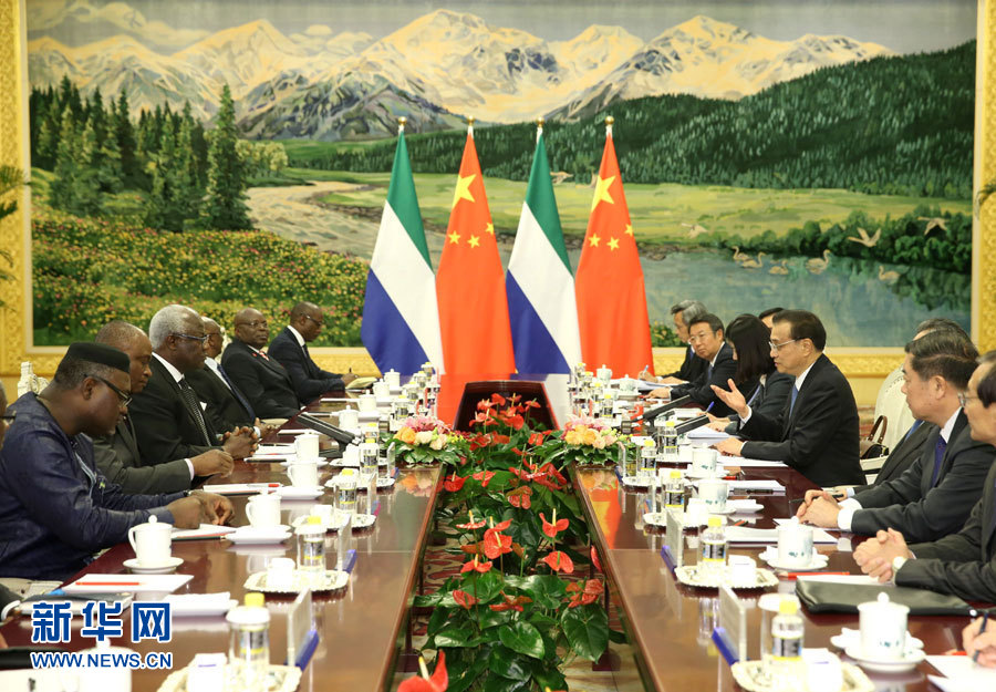 12月2日，国务院总理李克强在北京人民大会堂会见来华进行国事访问的塞拉利昂总统科罗马。 新华社记者马占成摄