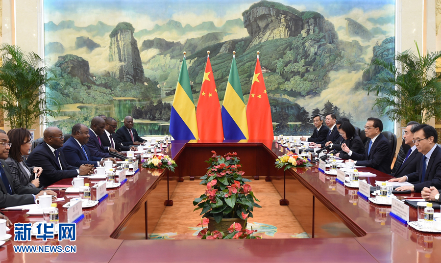 12月8日，国务院总理李克强在北京人民大会堂会见来华进行国事访问的加蓬总统邦戈。 新华社记者谢环驰摄