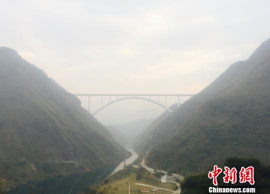 世界第一跨沪昆客专北盘江特大桥建成通车（图）