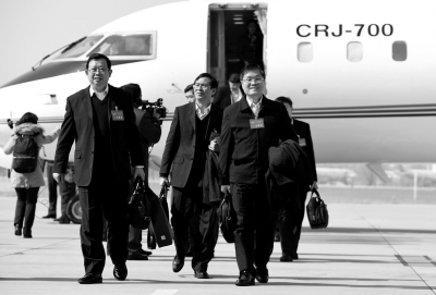 3月1日，来自广西壮族自治区的全国政协委员抵达北京。新华社发