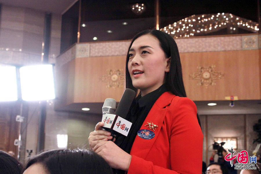 2016年3月6日，全国政协十二届四次会议记者会，身着红色西装的中国网记者向政协委员许家印提问。中国网 郭天虎 摄