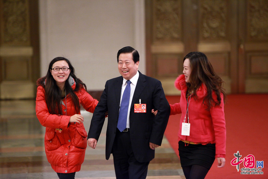 2013两会，两名身穿红衣的女记者“请”部长接受采访。中国网 杨佳 摄
