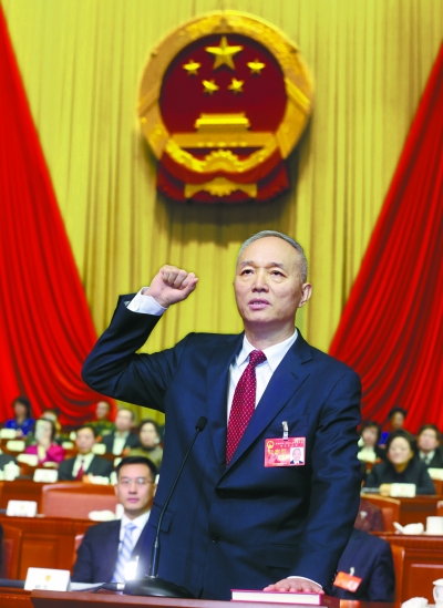 北京两会:12位当选人手按《宪法》宣誓