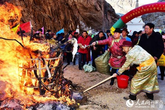 巴彦淖尔市磴口县，蒙古族干部群众把祭品洒向篝火。邢皓 摄