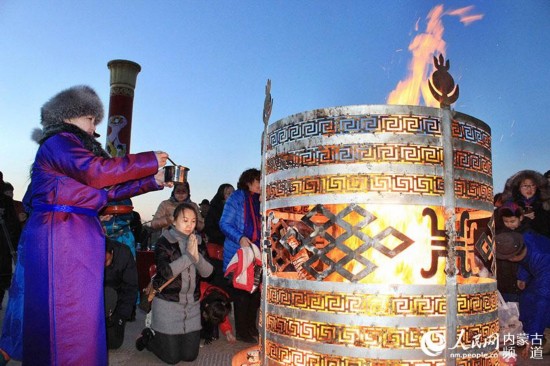 鄂尔多斯市康巴什，蒙古族群众在祭火。张鑫 摄