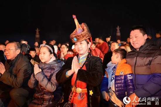 包头市，蒙古族同胞虔诚地向圣火祈福。安吉斯 摄