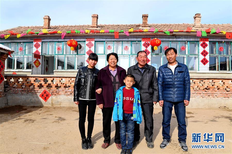 1月24日，张北县小二台镇德胜村村民徐万（右二）与家人在院子里合影。新华社记者牟宇 摄