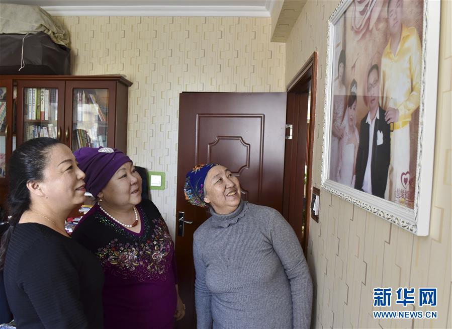 （新春走基层·图文互动）（3）“感觉我们就像一家人一样”——维吾尔族亲戚拜早年 