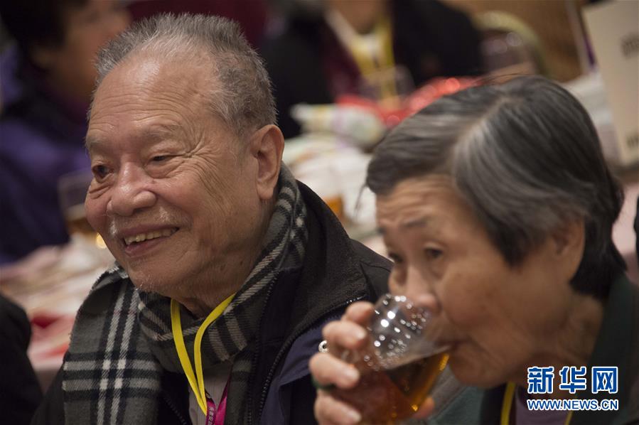 （图文互动·XHDW）（1）特写：香港千名老人聚会 见证安老服务成果