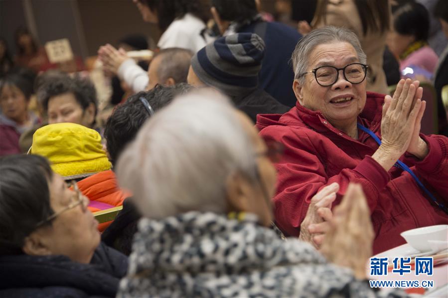 （图文互动·XHDW）（3）特写：香港千名老人聚会 见证安老服务成果