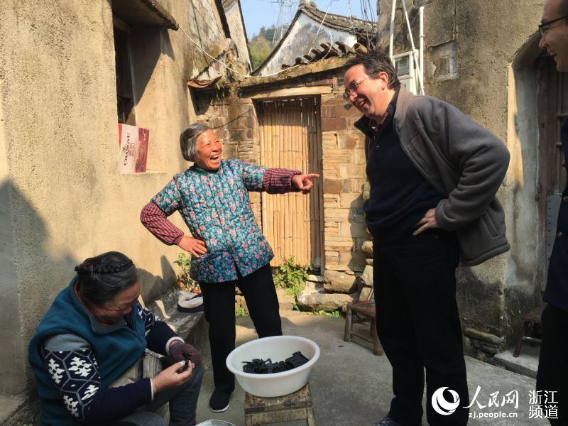 78岁的徐小燕老人见到“洋村官”丁一牧开心地打招呼。陈金莲 摄