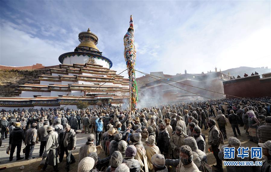 （社会）（1）西藏：抛撒糌粑闹新春