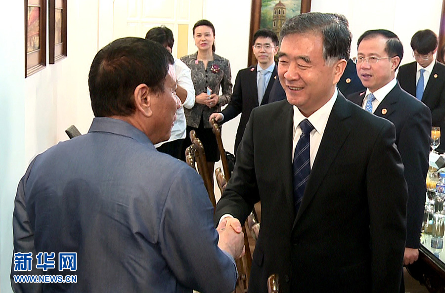 3月17日，菲律宾总统杜特尔特在达沃市会见在菲律宾进行正式访问的国务院副总理汪洋。 新华社发（鲁埃勒·乌马利 摄）