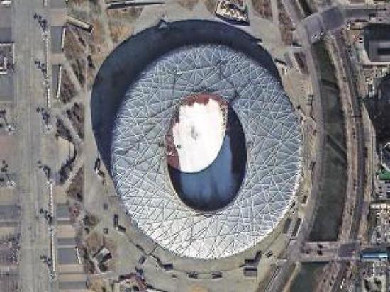 图为2008年北京奥运会主场馆，可以看到场馆内搭起的自由式滑雪场地。