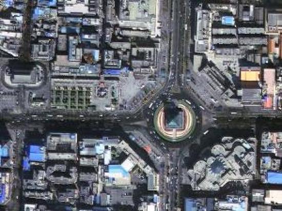 图为西安钟楼，圆盘道路上车辆的行驶方向清晰可辨。