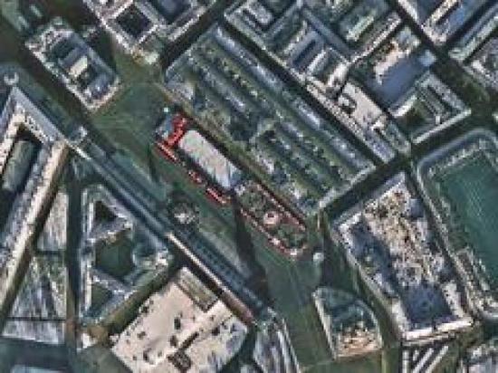 图为俄罗斯的莫斯科红场，红色屋顶分外显著，广场上的人群来来往往。