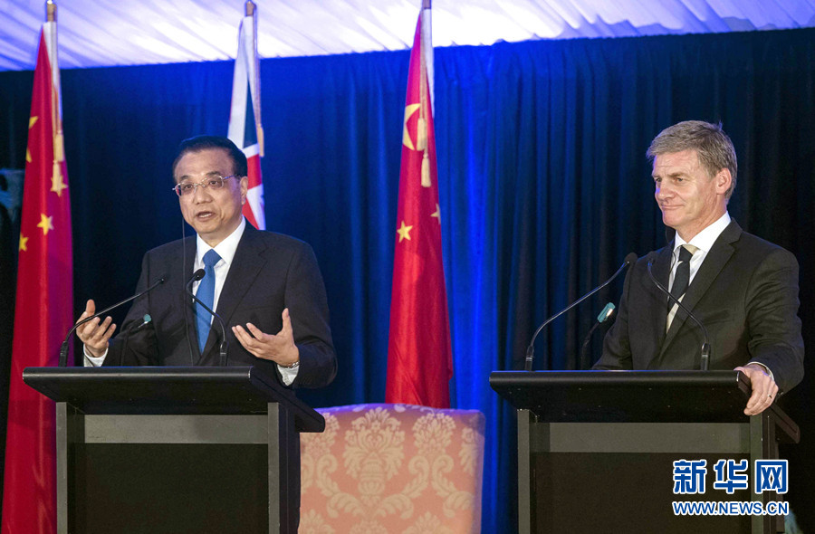 当地时间3月27日，国务院总理李克强与新西兰总理英格利希在惠灵顿总理府会谈后共同会见记者，并回答提问。 新华社记者 李涛 摄