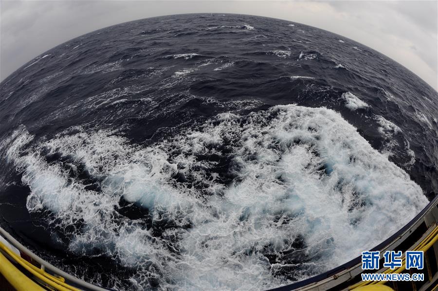 （图文互动）（3）恶劣天气中，“决心”号南海大洋钻探艰难进行