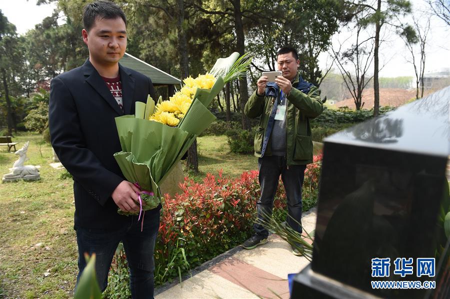 （社会）（2）南京一公墓推出“直播代客祭扫”服务 