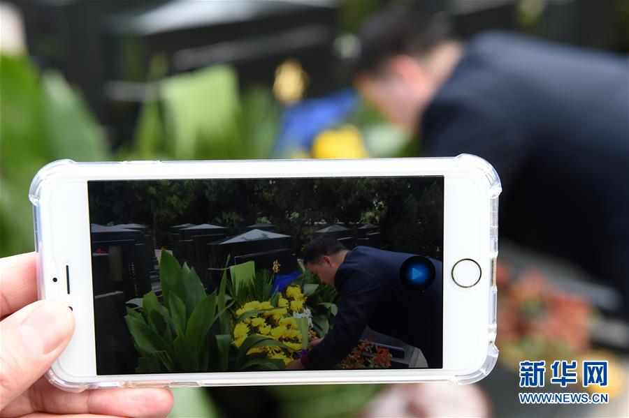 （社会）（4）南京一公墓推出“直播代客祭扫”服务 