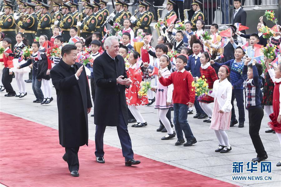 3月30日，国家主席习近平在北京人民大会堂同塞尔维亚总统尼科利奇举行会谈。这是会谈前，习近平在人民大会堂东门外广场为尼科利奇举行欢迎仪式。新华社记者 庞兴雷摄