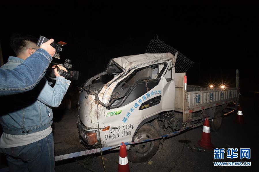 （新华视点）（3）直击湖南郴州市苏仙区翻车事故现场
