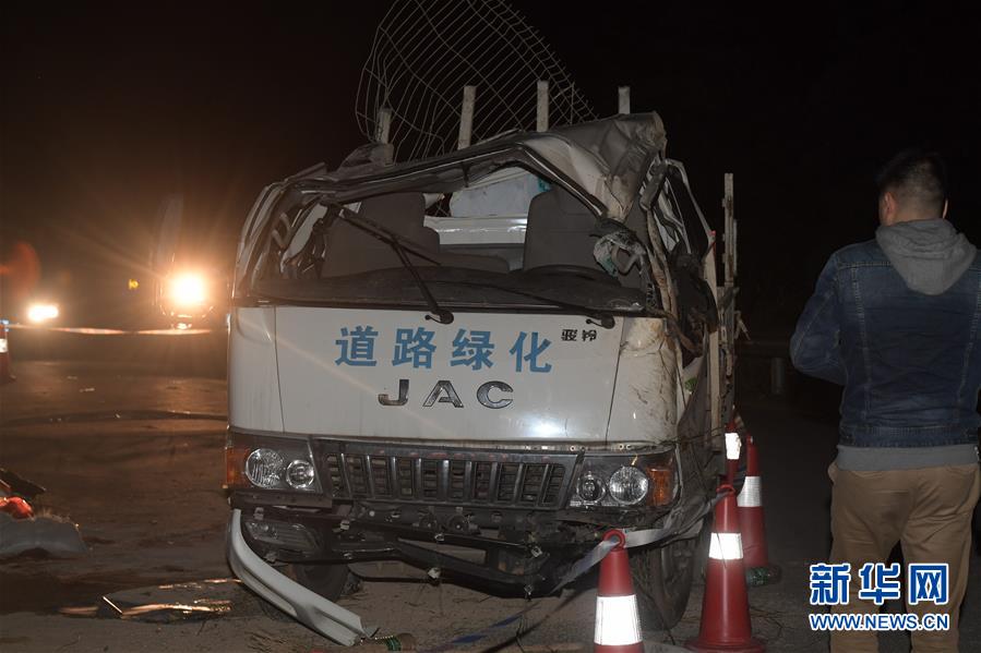 （新华视点）（2）直击湖南郴州市苏仙区翻车事故现场