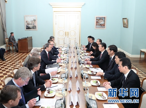 4月12日，国务院副总理张高丽与俄罗斯副总理德沃尔科维奇在莫斯科举行中俄能源合作委员会双方主席会晤。 新华社记者 庞兴雷 摄
