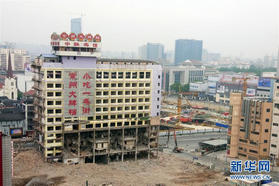#（社会）（1）江苏常州中联大厦整体放倒拆除