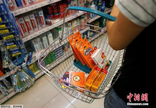 新加坡国家环境局也已经在发现寨卡病毒感染病例的社区和疑似感染区开展了大规模灭蚊行动。图为新加坡民众在超市内购买灭蚊剂。
