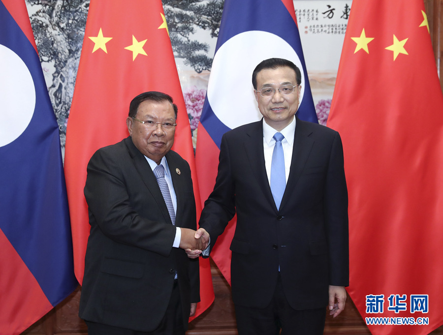 5月13日，国务院总理李克强在北京人民大会堂会见来华出席“一带一路”国际合作高峰论坛的老挝国家主席本扬。 新华社记者 庞兴雷 摄
