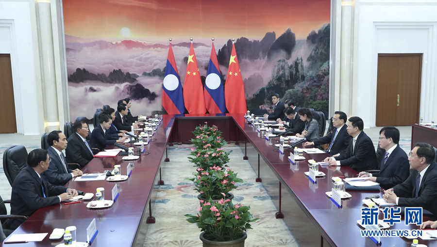 5月13日，国务院总理李克强在北京人民大会堂会见来华出席“一带一路”国际合作高峰论坛的老挝国家主席本扬。 新华社记者 庞兴雷 摄