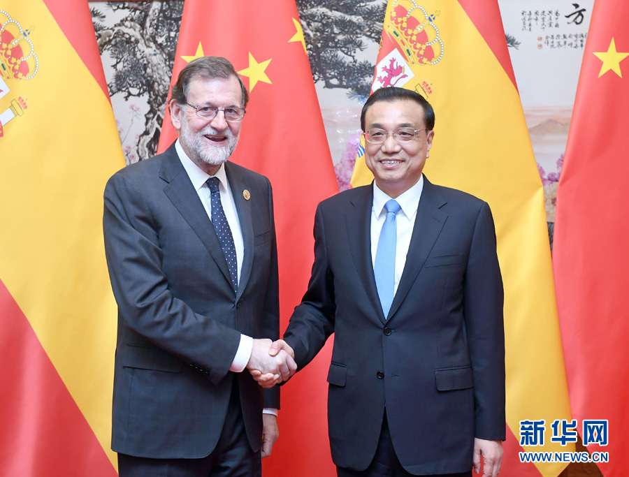 5月13日，国务院总理李克强在北京人民大会堂会见来华出席“一带一路”国际合作高峰论坛的西班牙首相拉霍伊。 新华社记者 张铎 摄