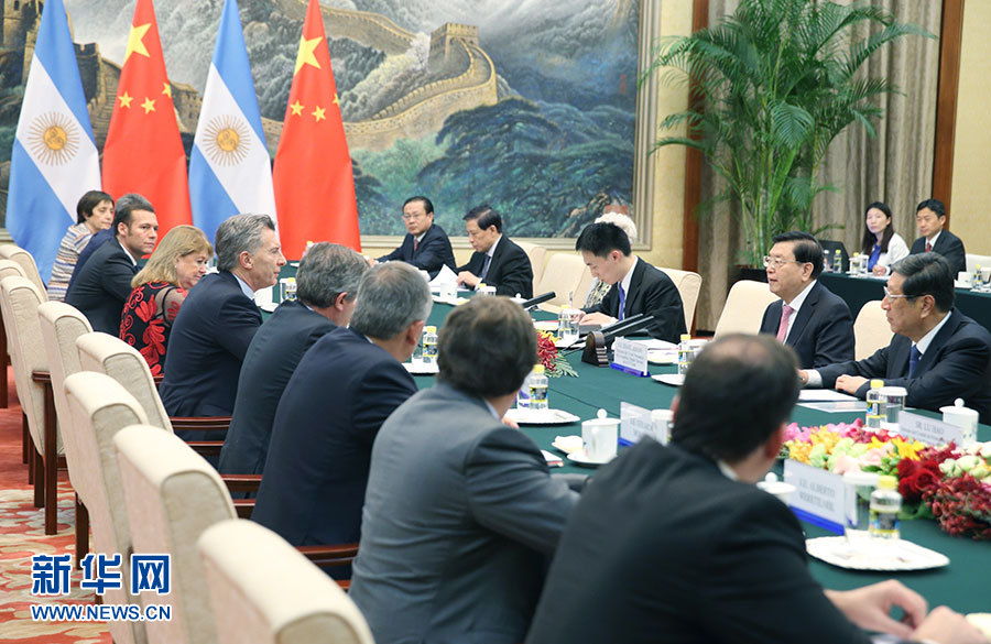5月17日，全国人大常委会委员长张德江在北京人民大会堂会见阿根廷总统马克里。 新华社记者姚大伟摄