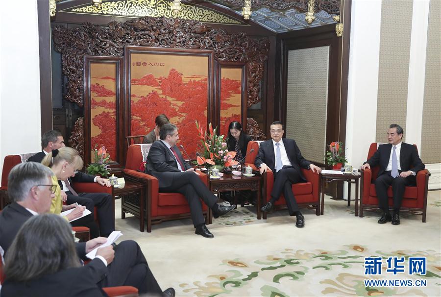 5月24日，国务院总理李克强在北京中南海紫光阁会见来华出席中德高级别人文交流对话机制首次会议的德国副总理兼外交部长加布里尔。新华社记者 庞兴雷 摄
