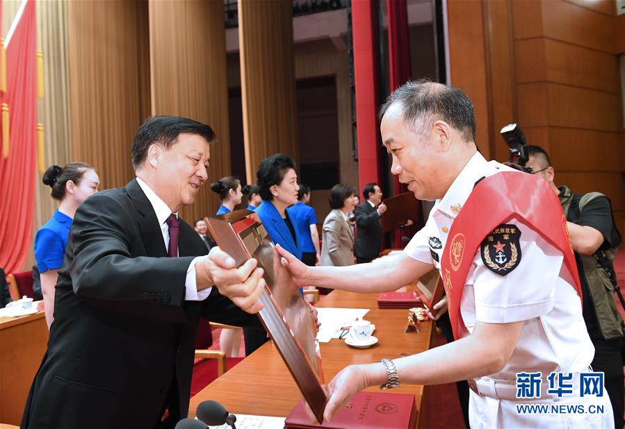 （时政）（2）刘云山出席庆祝全国科技工作者日暨创新争先奖励大会