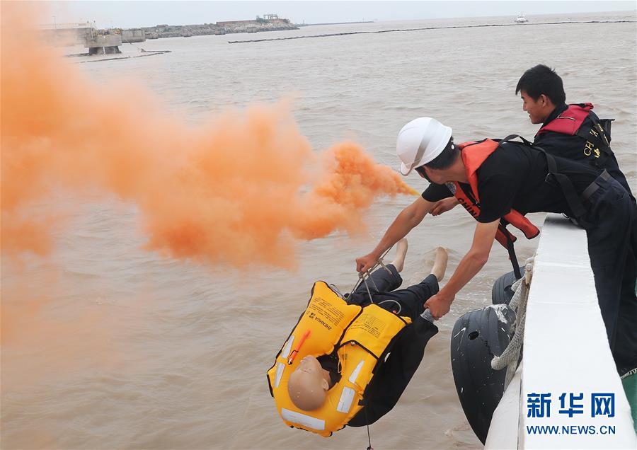 （社会）（3）上海举行海上安全及防污染综合处置演习