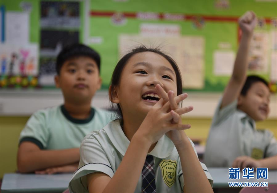 （香港回归二十周年·图文互动）（5）双城记：跨境学童的一天
