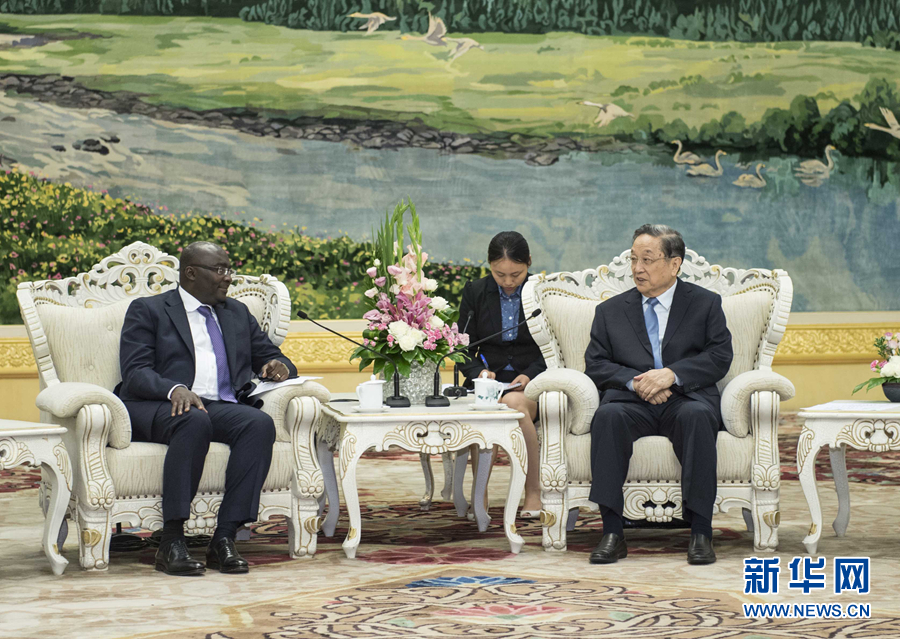 6月23日，全国政协主席俞正声在北京人民大会堂会见加纳副总统巴武米亚。 新华社记者 李涛 摄