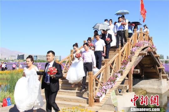 52对新人在现场观礼嘉宾和数千名游客的见证下完成了浪漫盛典。　李强　摄